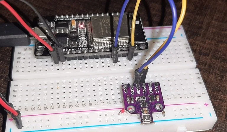 Собранная на макетной плате схема подключения датчика BME680 к ESP32